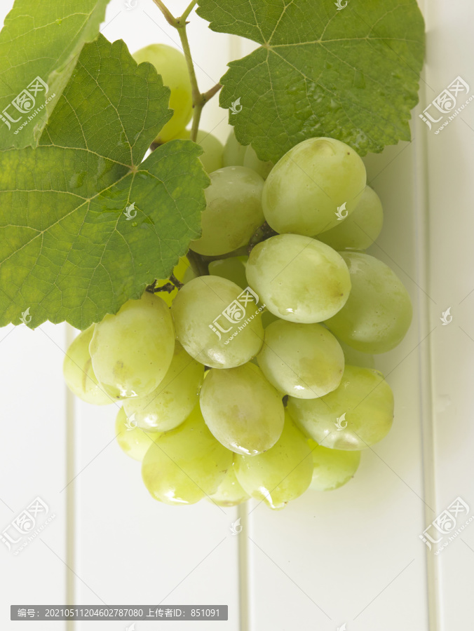 白桌子上的绿葡萄