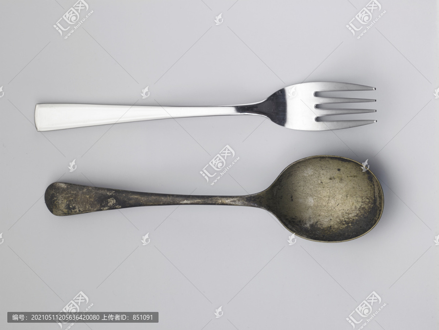 新叉子和旧勺子的对比组合