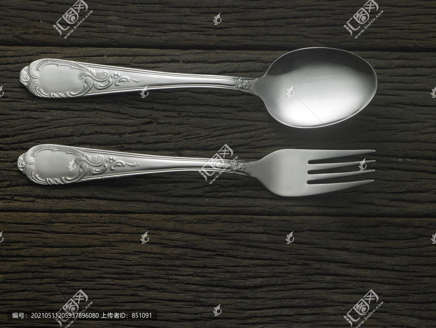 木制背景上用过的叉子和勺子