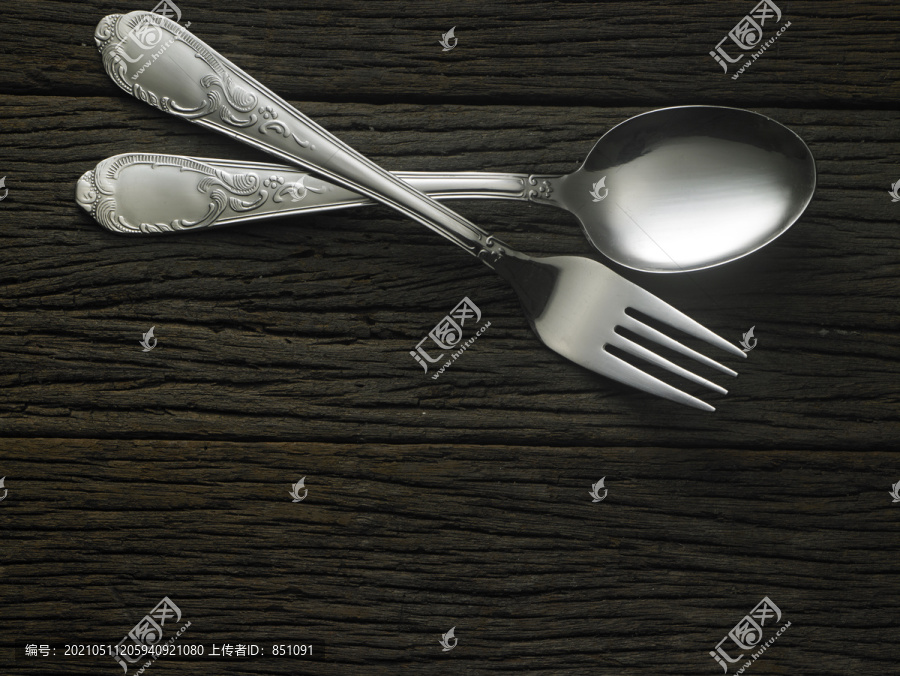 木制背景上用过的叉子和勺子
