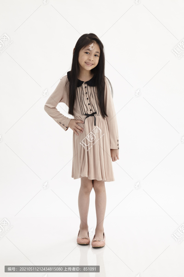 白色背景上的马来小女孩肖像