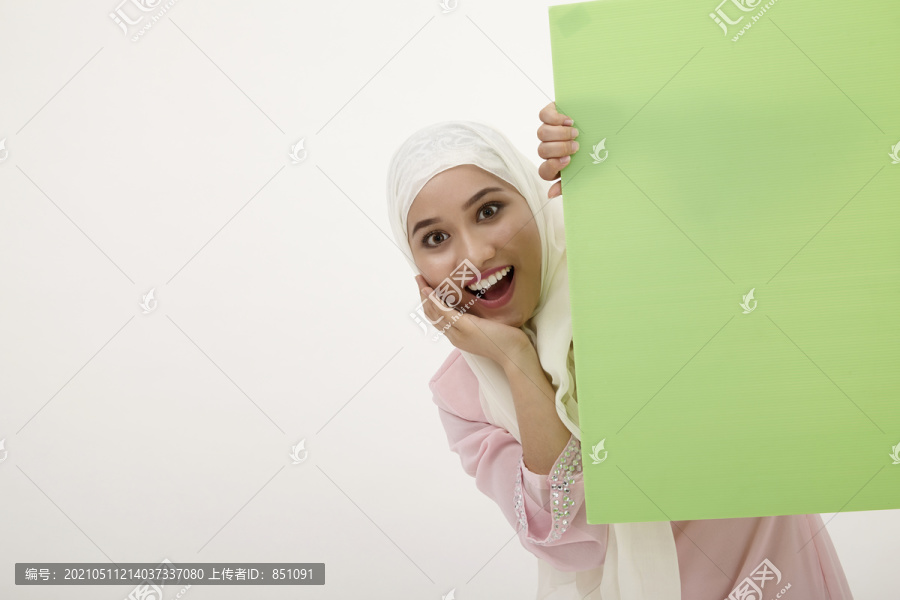 马来妇女与图东，后面的绿色标语牌