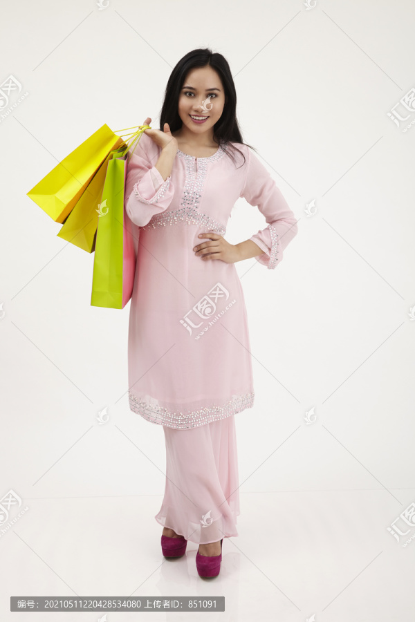 马来女子与巴珠库隆为瑞亚购物