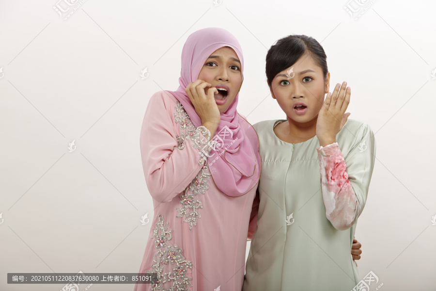 两个表情惊恐的马来女人