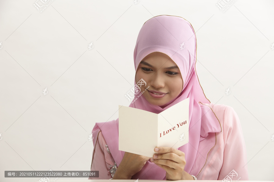 马来女人用图东拿着我爱你的贺卡