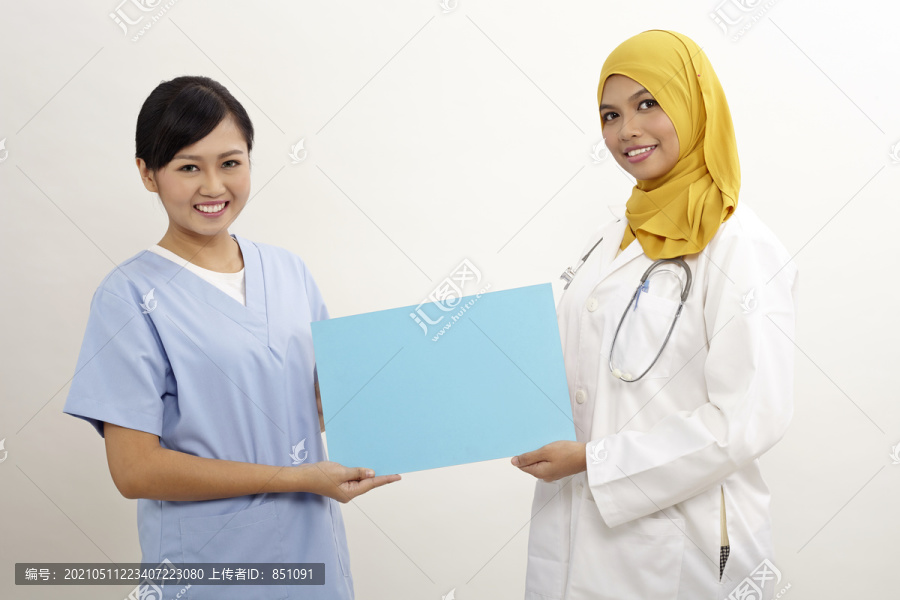 亚洲女医生护士手持标语牌