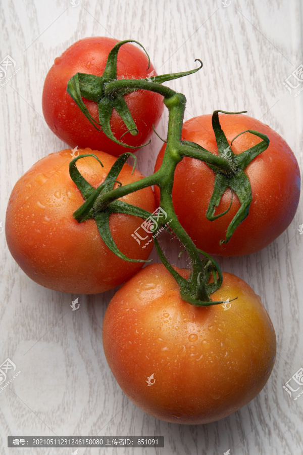 托盘上的新鲜番茄