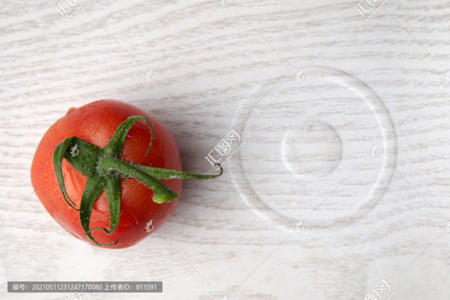 托盘上的新鲜番茄