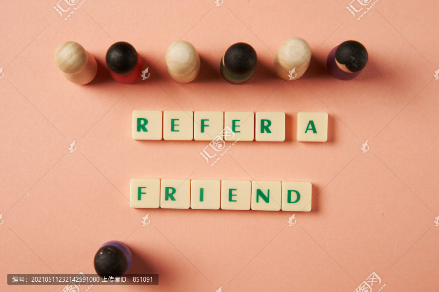参考一个朋友的话写在方形块上的粉彩橙色背景。参考表格上的朋友文字，概念