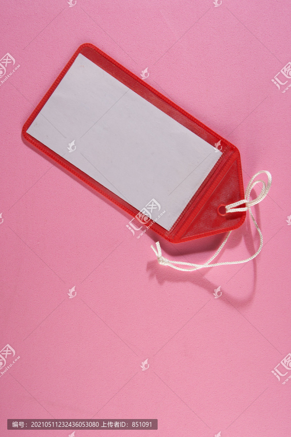 红色皮革行李牌，粉红色背景
