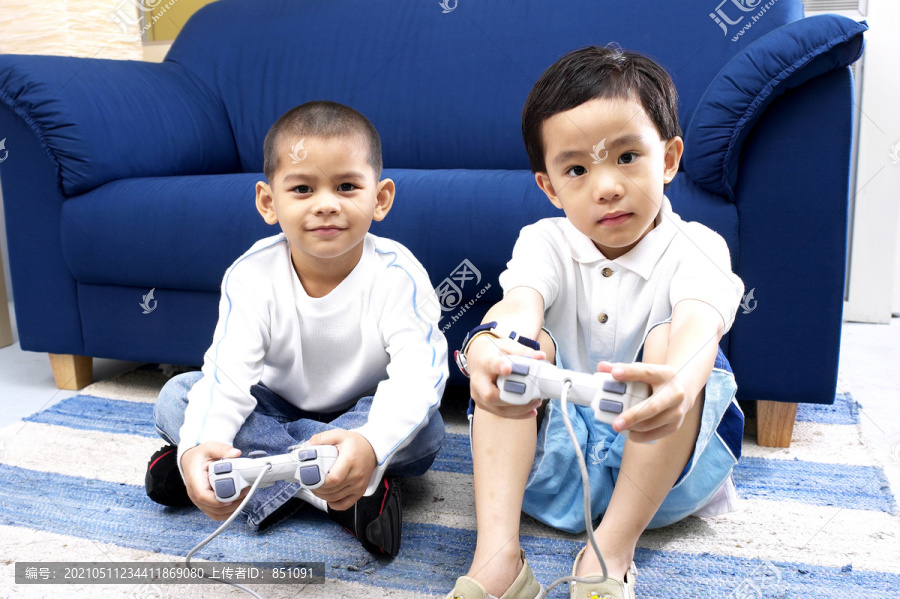 男孩玩游戏机