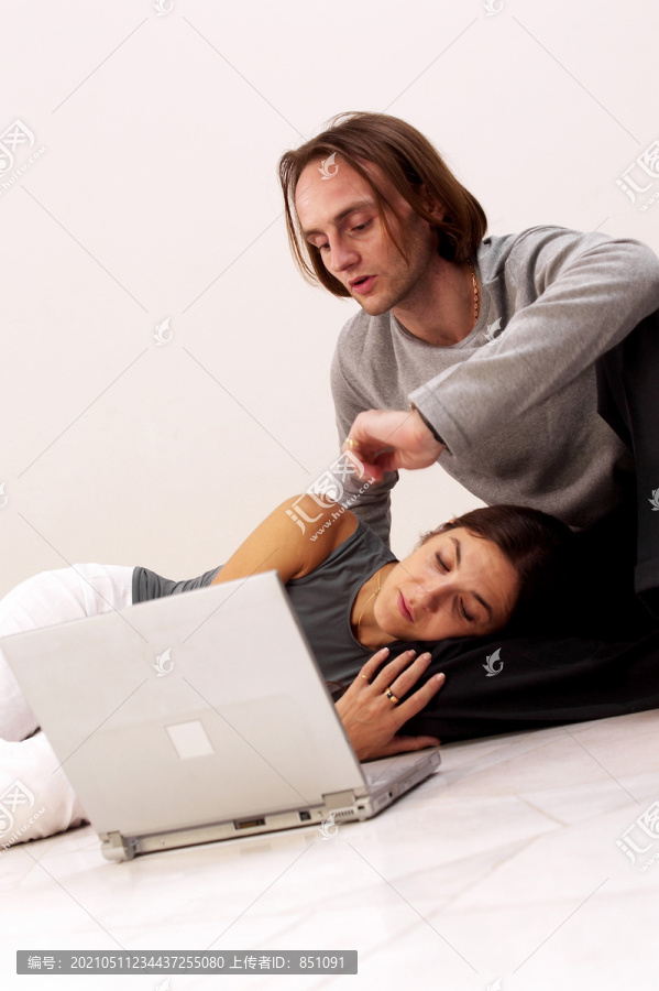 夫妻共用一台笔记本电脑