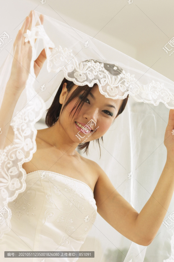 新娘揭开面纱