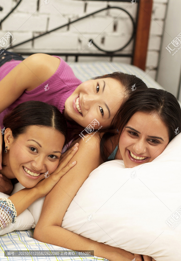 三个朋友躺在床上