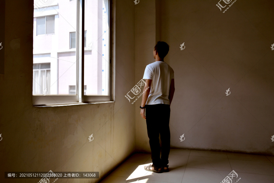 一个人孤独窗前身影望窗口外
