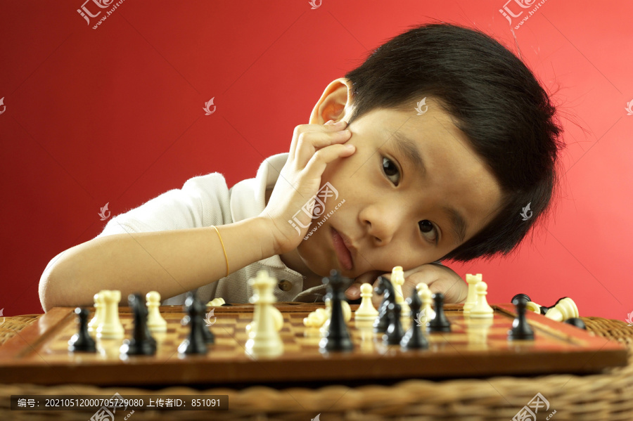 下象棋的男孩