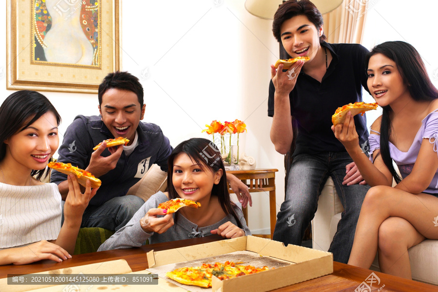 男人和女人在享用他们的披萨