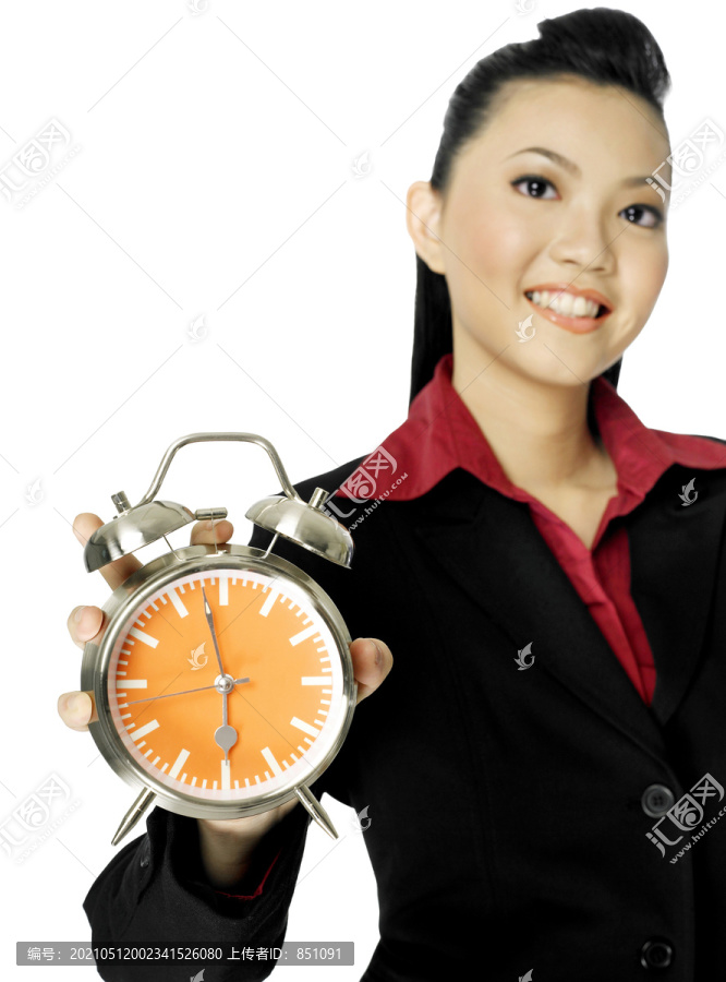 一个穿着西装的女商人在展示一个钟