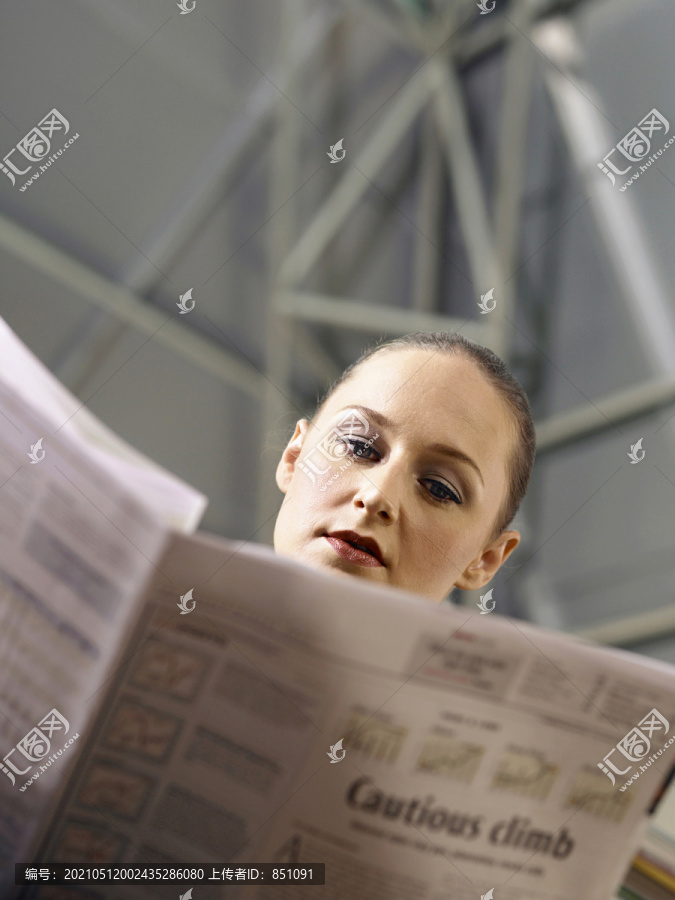 女商人看报纸