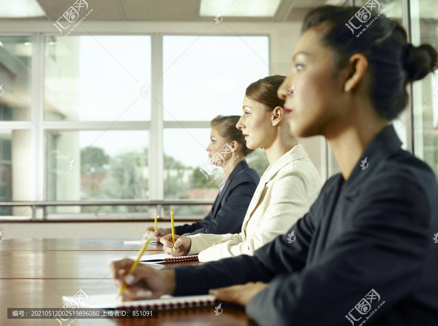 坐在董事会会议室的女商人