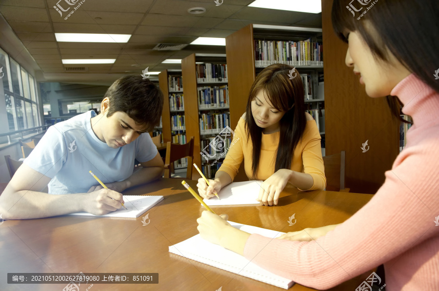 在图书馆学习的大学生