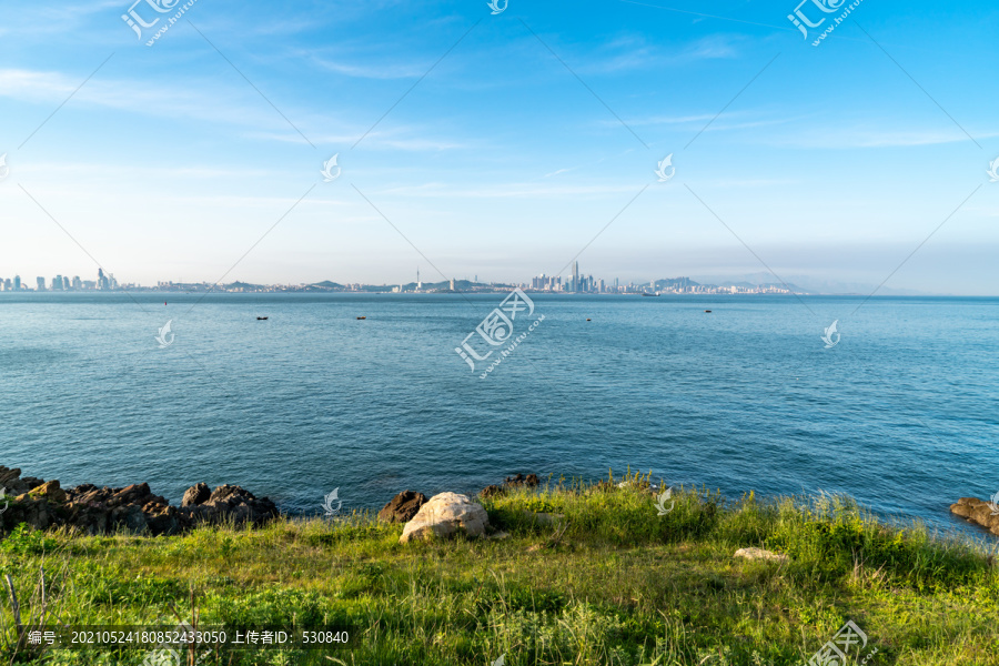 俯瞰青岛城市海岸线景观