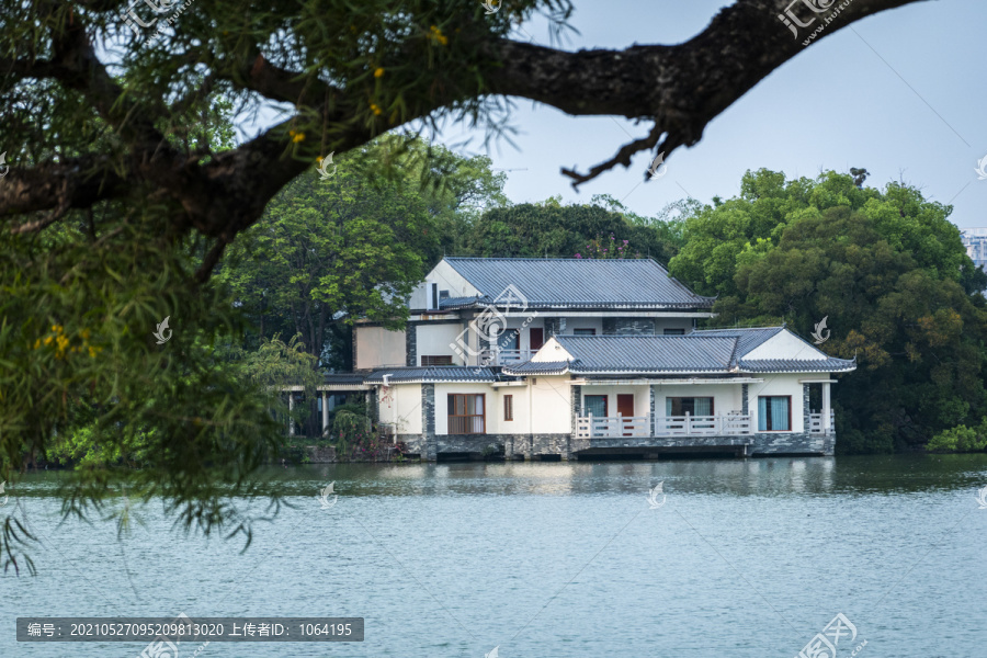 湖边房子风景画