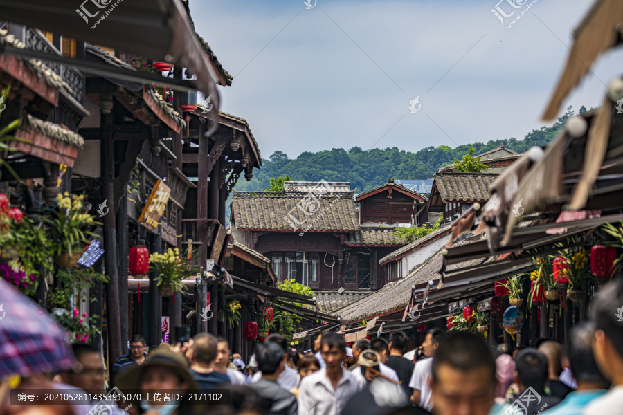 街子古镇瓦房街景