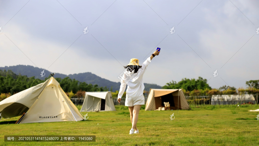 草甸露营美女