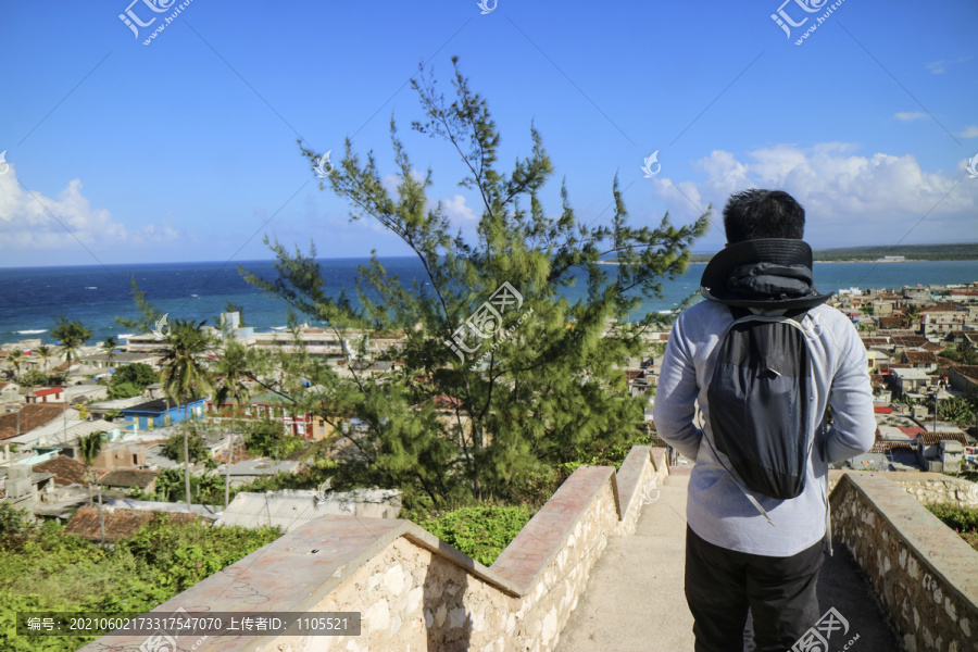 观赏大海的男孩