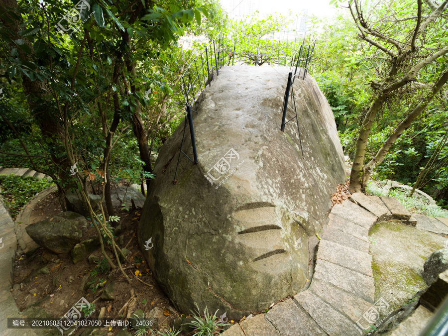 广东阳江北山公园巨石观景台