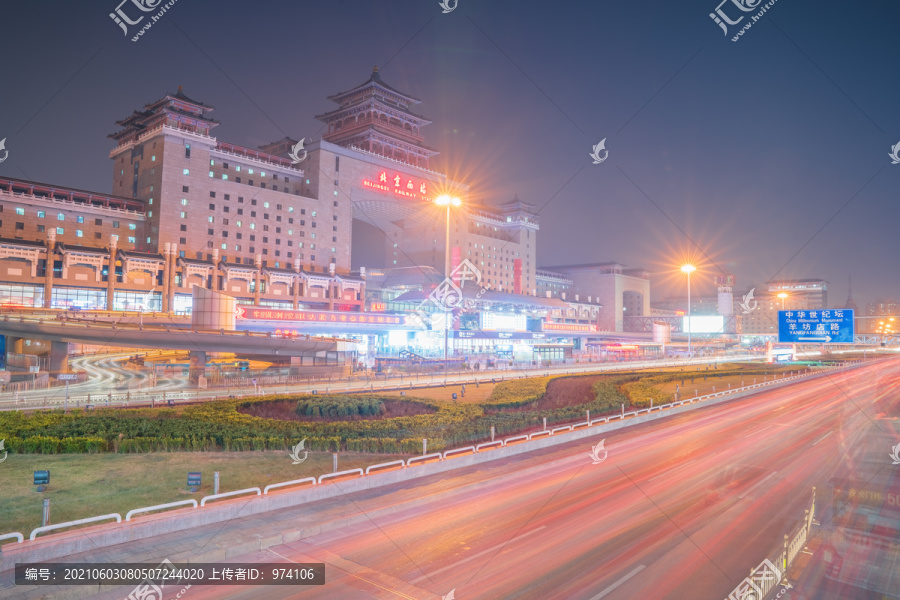 北京西站建筑夜景和道路交通运输