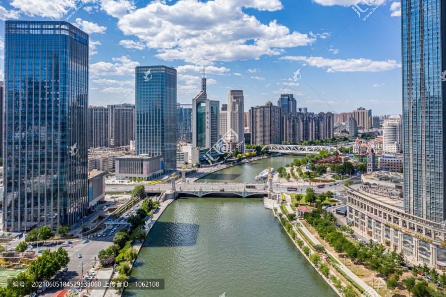 蓝天白云下的天津海河城市美景