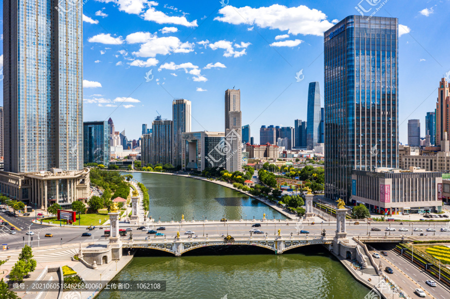 蓝天白云下的天津海河城市美景