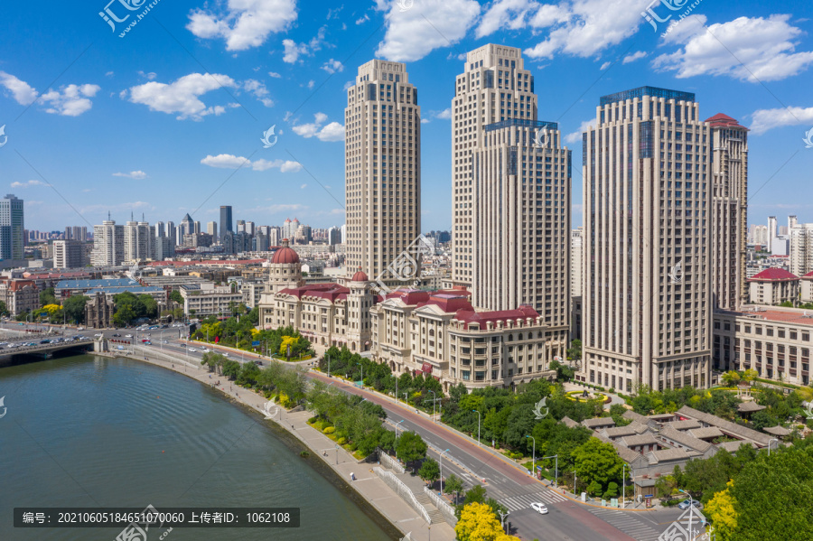 蓝天白云下的天津海河城市美景