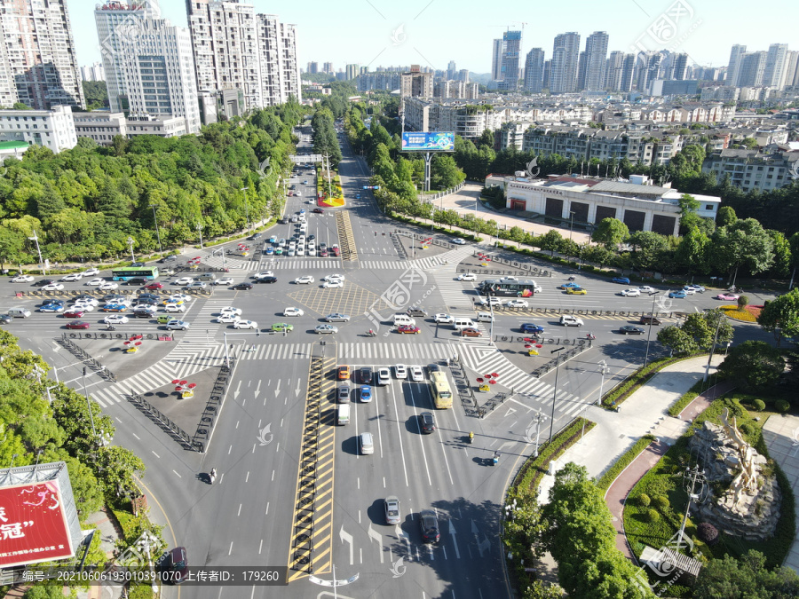 大气航城市车流十字路口车辆穿梭