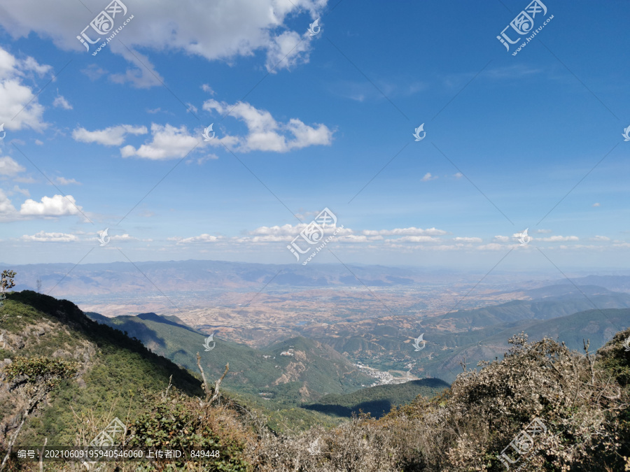 高山顶观景台塔远眺宾川城