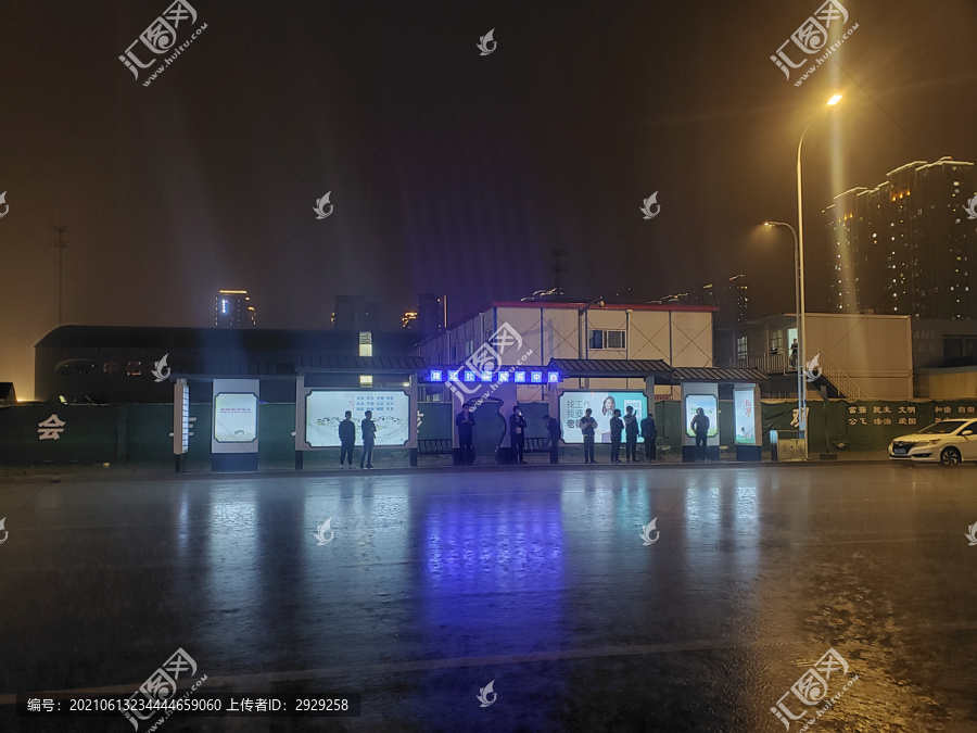 雨夜等公交的乘客