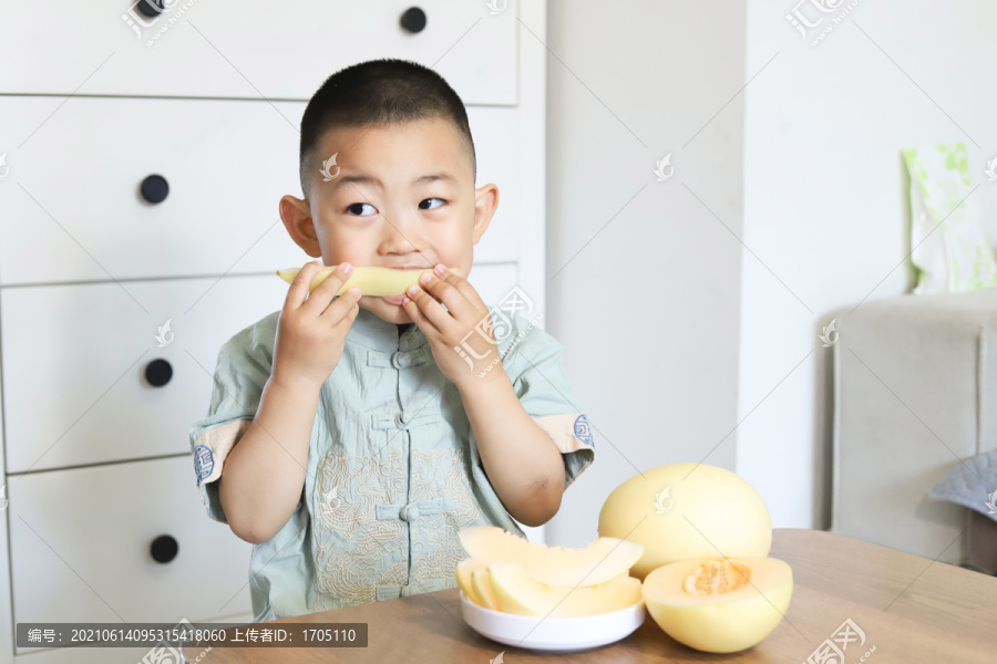 小孩吃甜瓜