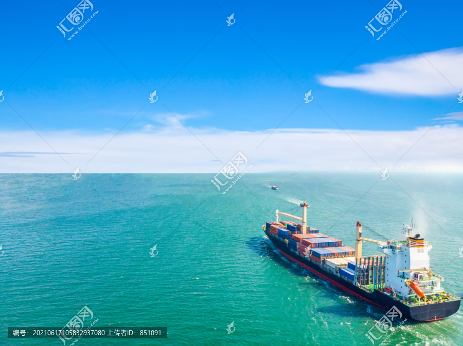 在海上运行的货船鸟瞰图将集装箱运送到港口。进出口和航运业务国际海运物流和运输