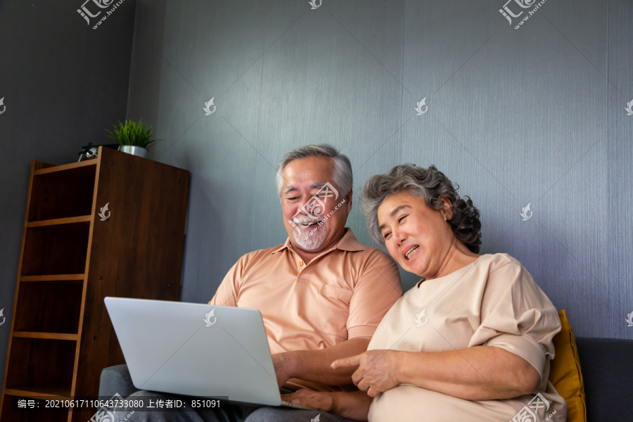 亚洲老年夫妇在笔记本电脑上视频通话聊天，老年智能技术和在线行动保持联系的概念