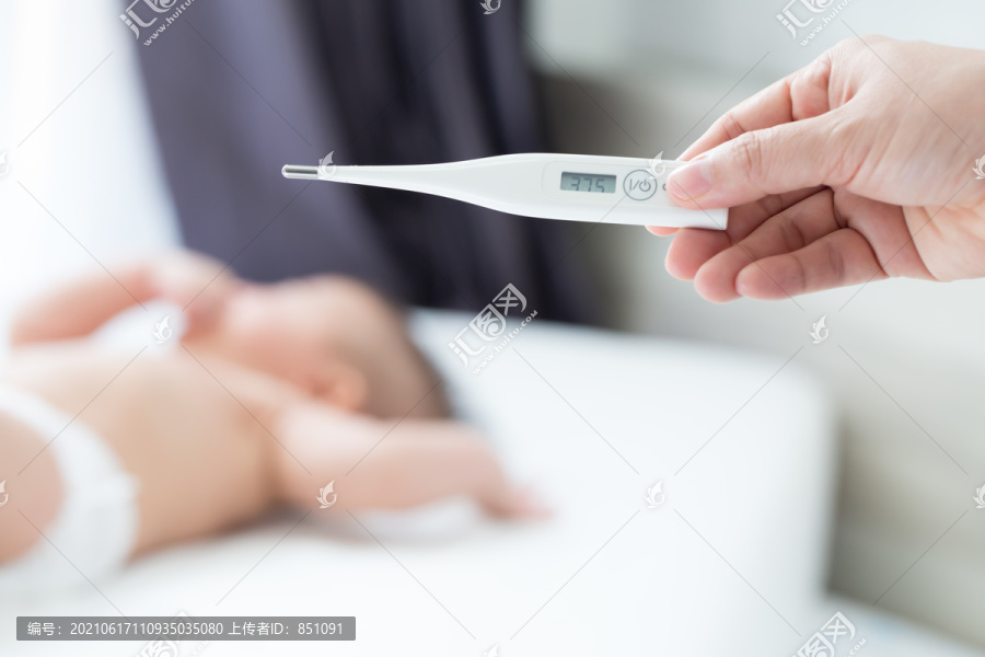 用数字体温计测量婴儿的体温，婴儿可能有发烧的概念