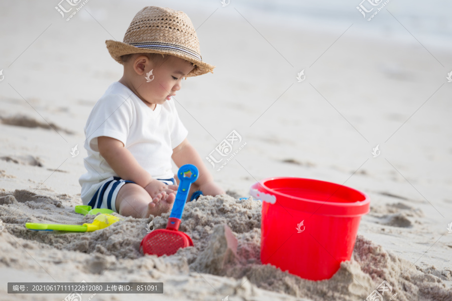 小男孩在热带海滩上玩沙子。执行功能技能儿童概念