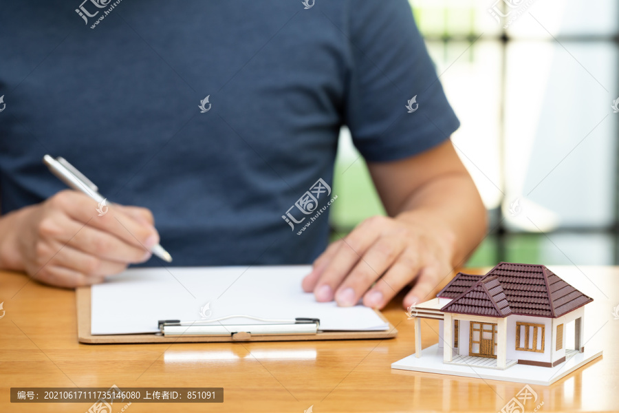 房主选择房屋再融资，并检查利率和每月付款。从银行概念看住房抵押贷款