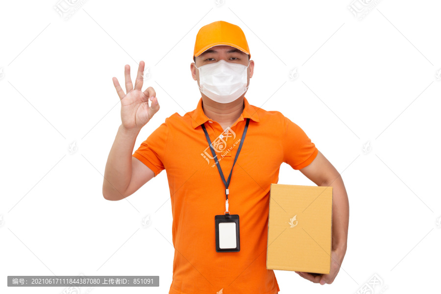持2019冠状病毒疾病的携带者携带包裹盒，戴上防护罩，显示白色背景、网上购物和快速快递服务理念