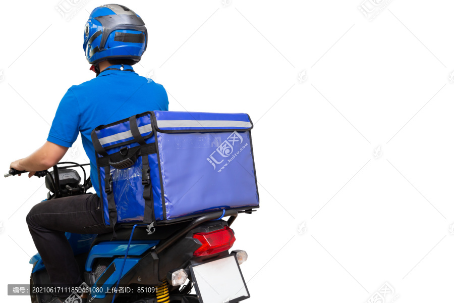 身穿蓝色制服的送货员骑着摩托车和送货箱。白色背景上隔离的运送食品或包裹快递服务的摩托车