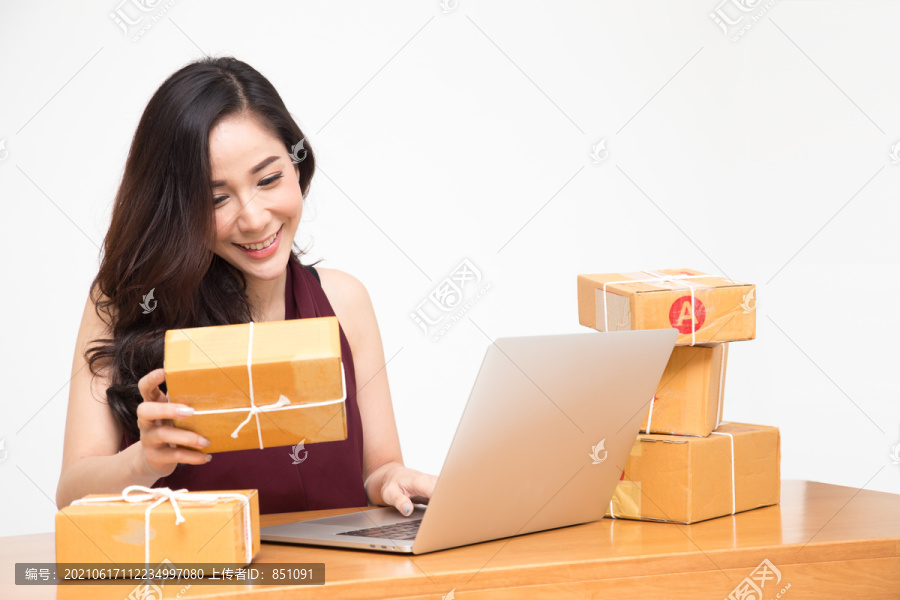 年轻的亚洲企业家，青少年在线企业主在家工作，女性包装产品，客户从网站订购，作为包裹交付，使用服务包裹