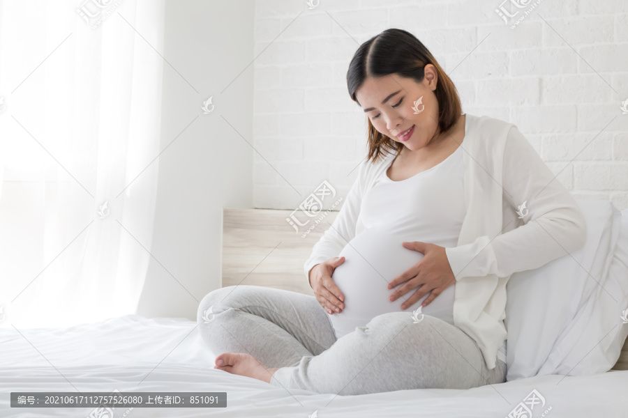 亚洲孕妇怀孕期间在卧室里快乐，快乐和感觉快乐以及情绪都会影响婴儿的神经和心理发育