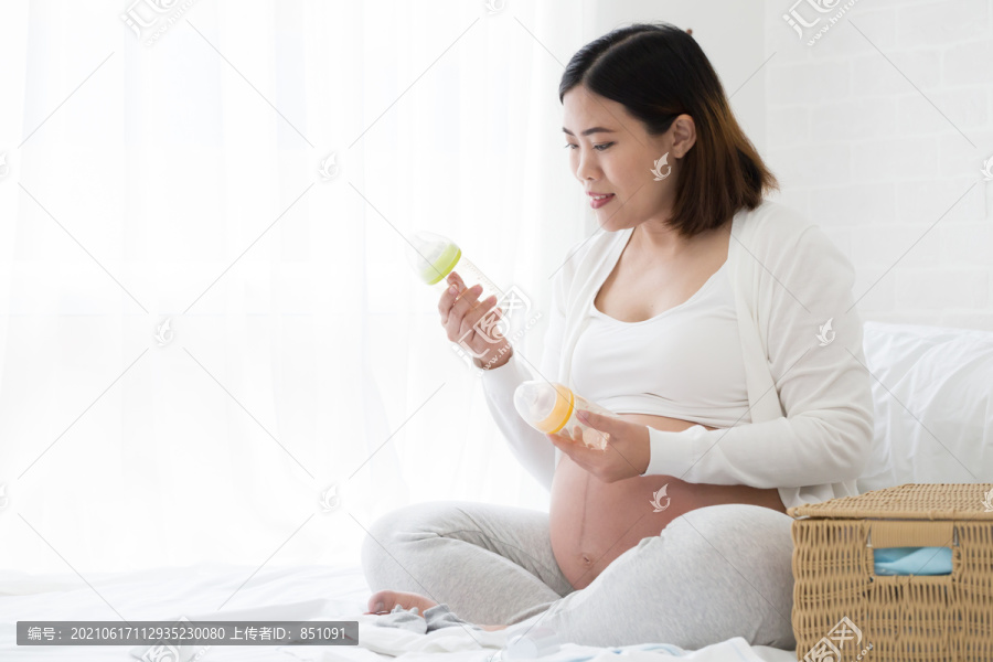 孕妇为新生儿选择奶瓶，母乳喂养的概念