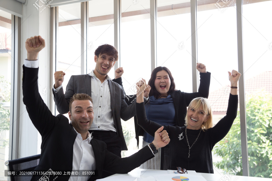 成功的创业者和商业人士团队实现了庆祝在办公室中给予high,five的目标。成功与制胜理念